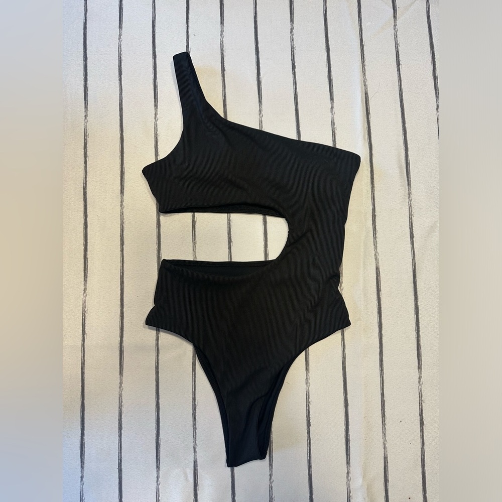 Black small one peice swimsuit with cutouts